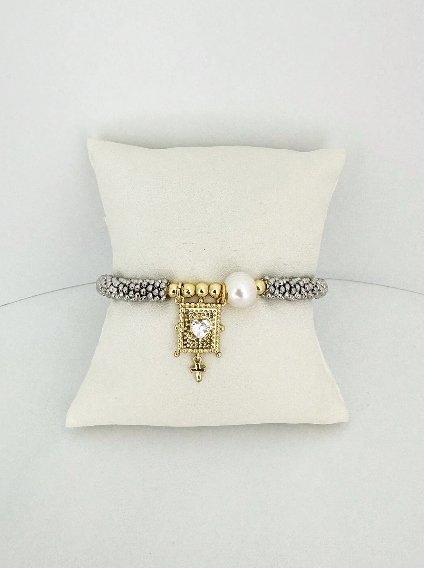 PULSERA CON PERLA Y DETALLE