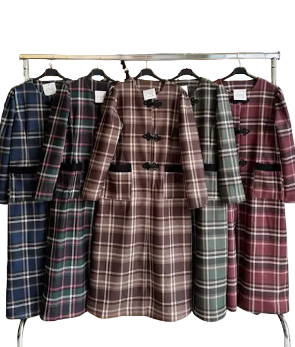 ABRIGO CUADROS CIERRE DETALLE