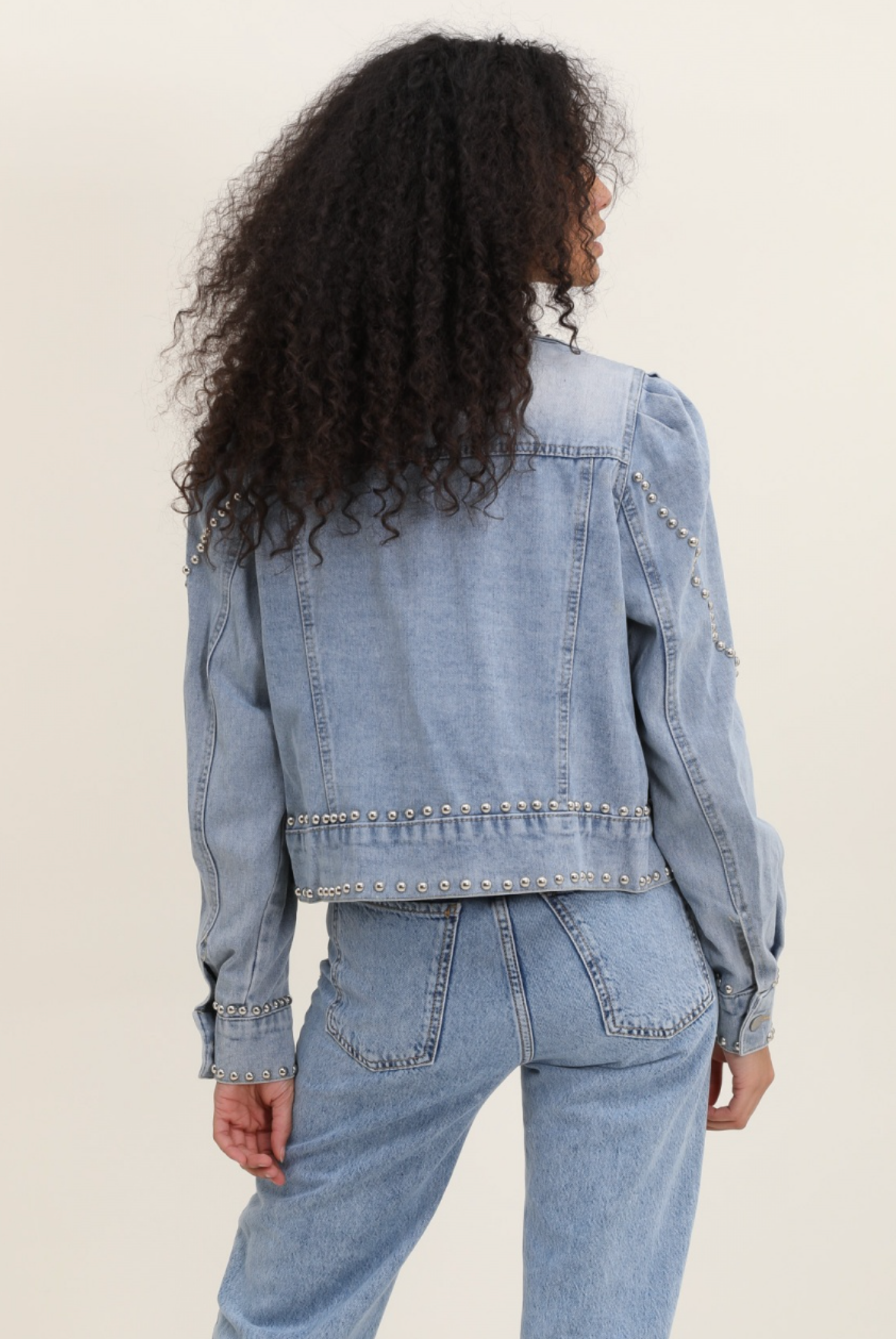 CAZADORA DENIM TACHAS