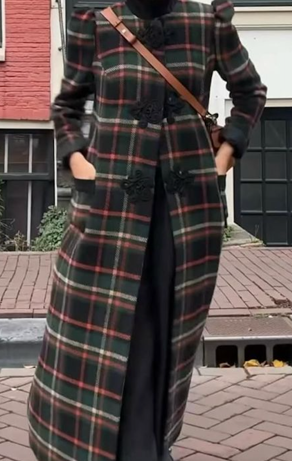 ABRIGO CUADROS CIERRE DETALLE