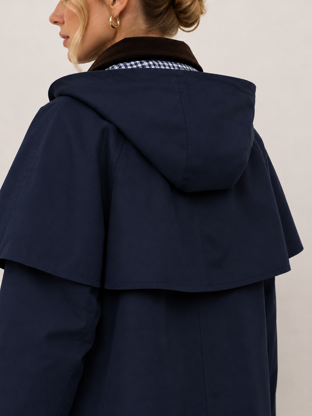 CHAQUETA CON CAPA Y CAPUCHA