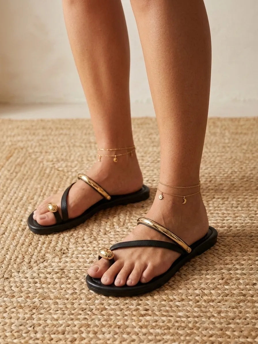 SANDALIA PLANA DETALLE METÁLICO